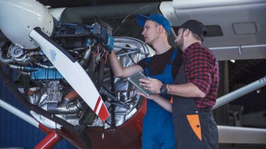 Bir ön uçuş yapıyor iki uçuş mekanik kontrol