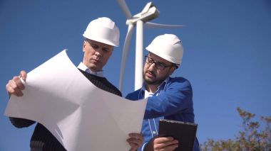 İki mühendis bir plan tartışıyor