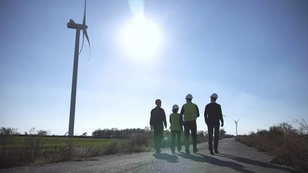 Rüzgar Çiftliği, yol boyunca yürüyüş mühendisleri grubu — Stok fotoğraf