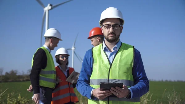 Mérnök, a windfarm portréja — Stock Fotó
