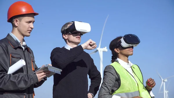 Інженери з гарнітурою віртуальної реальності — стокове фото