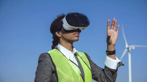 Kvinna ingenjör med virtuellt headset — Stockfoto