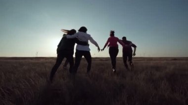 Rüzgar Çiftliği doğru günbatımında çalışan arkadaşlar