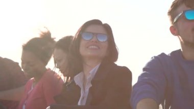 Gençler eğleniyor kıyı şeridi üzerinde
