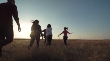 Rüzgar Çiftliği doğru günbatımında çalışan arkadaşlar