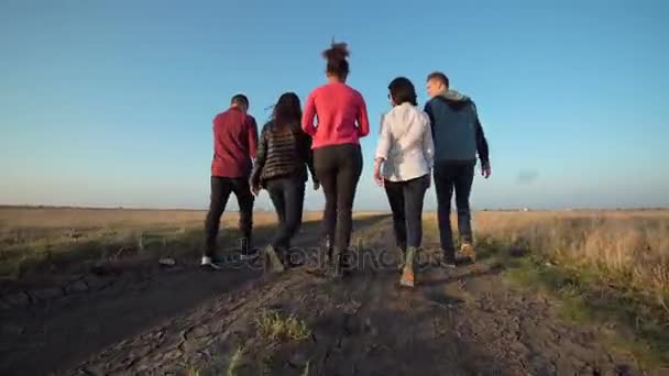 Bir grup insan toprak yol yürüyüş — Stok video