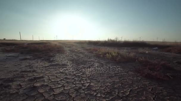 Суша с отдаленными ветряными мельницами на горизонте — стоковое видео