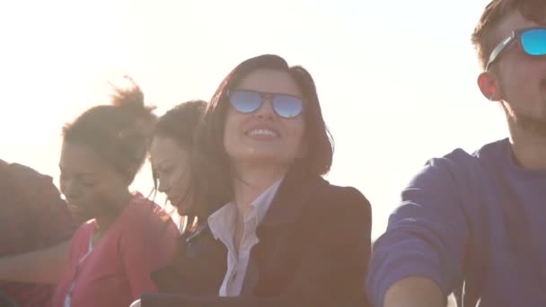 Junge Leute haben Spaß an der Küste — Stockvideo