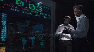 Stok komisyoncu Takım liderleri önünde canlı yayın