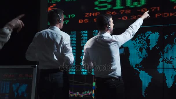 Два биржевых брокера перед прямой трансляцией рынка — стоковое видео