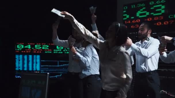 Exchange workers conducting trade — Stock Video