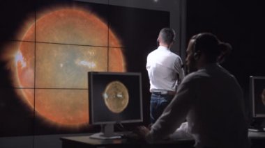 Fütüristik astronomi ekibi ve güneş sunu