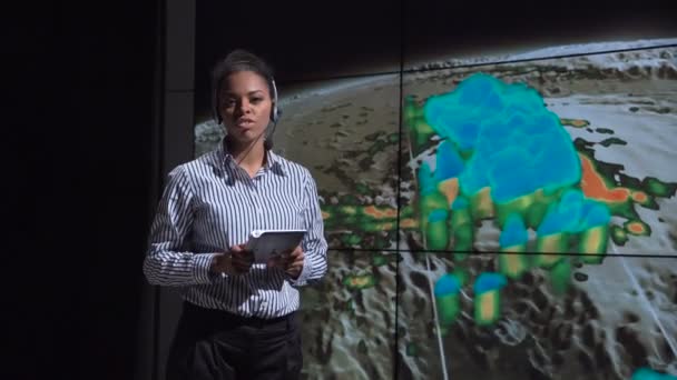 Météorologue professionnel parlant de la nature de l'ouragan — Video