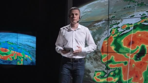 Notícias repórter meteorológico e previsão de furacão ao vivo — Vídeo de Stock