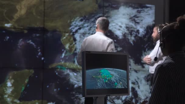 Исследователи отслеживают ураган на мониторе — стоковое видео