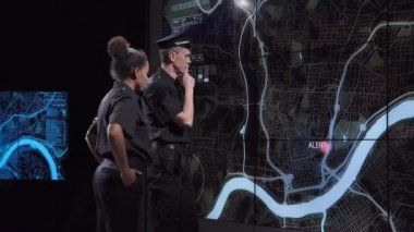 Çete gözetim ofisinden kovalayan polis