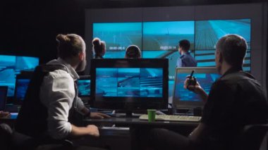 Fütüristik özel kuvvetler office gözetim ekibi