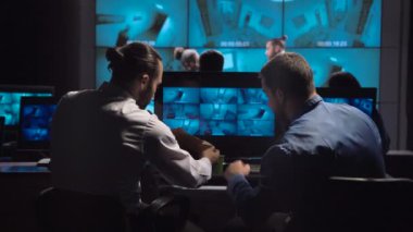 Güvenlik görevlileri güvenlik kameraları izliyor