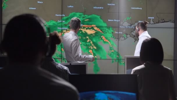 Исследователи отслеживают ураган на мониторе — стоковое видео