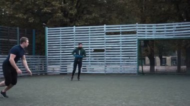 İki adam Amerikan futbolu alanında pratik