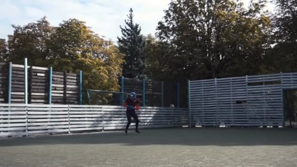 Dos hombres entrenando fútbol americano en el campo — Vídeo de stock