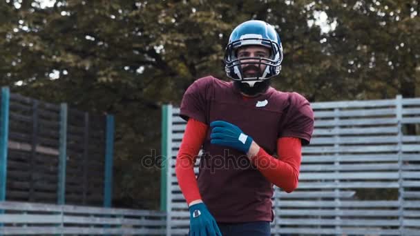 Joueur de football américain lancer ballon — Video