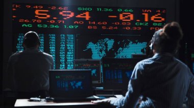 Fütüristik ofisinde çalışan kadın stok komisyoncu