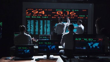 Stok komisyoncu Takım liderleri önünde canlı yayın