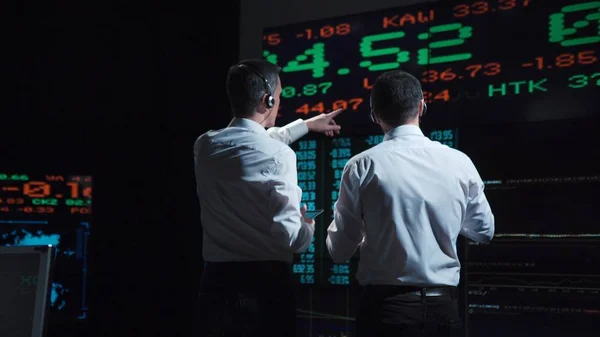 Dwóch maklerów przed na żywo na rynku pasz — Zdjęcie stockowe
