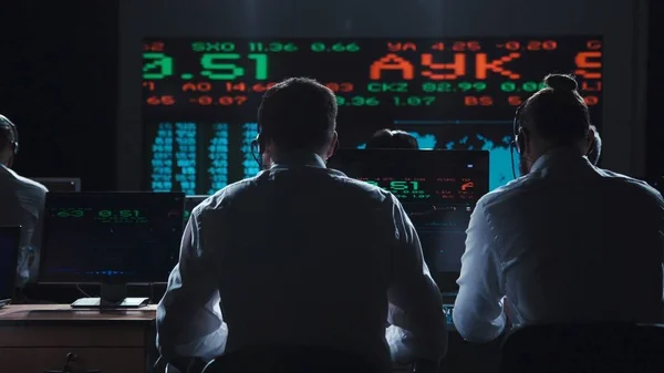 Comerciantes analisando dados sobre troca — Fotografia de Stock