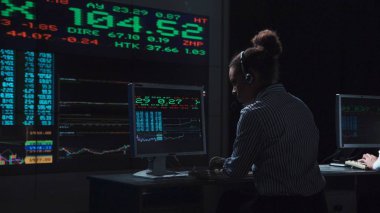 Fütüristik ofisinde çalışan kadın stok komisyoncu
