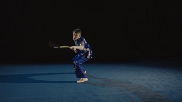 Professionella krigare tränar konster med spjut — Stockvideo