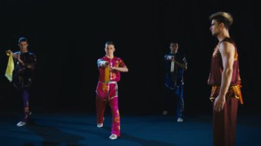 Wushu ile melee silah eğitim erkek grup