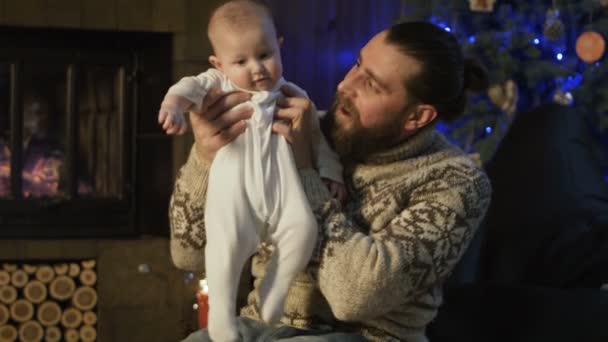 Barbudo hombre con bebé pequeño teniendo Navidad — Vídeos de Stock