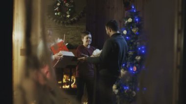 Aile çocuklarla Noel Kutlamaları