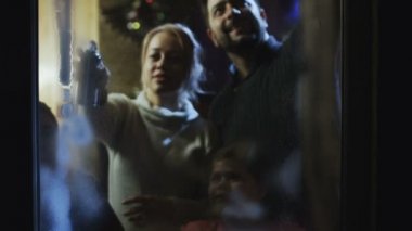 Heyecanlı genç çocuk bir pencere dekorasyon