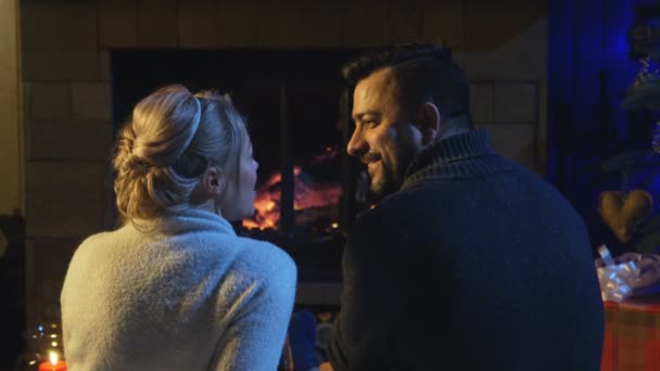 Casal sentado na frente de um incêndio — Vídeo de Stock