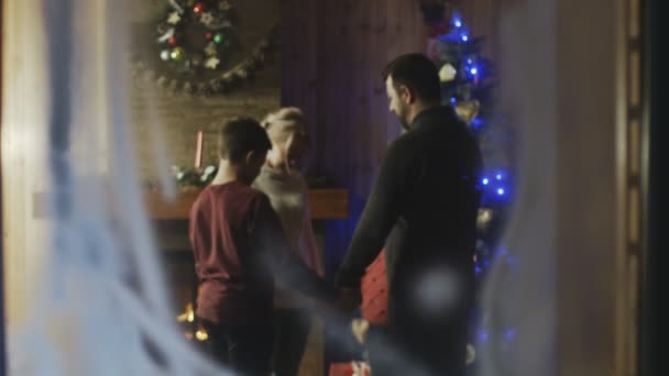 Liebevolle Familie, die gemeinsam Weihnachten betet — Stockvideo
