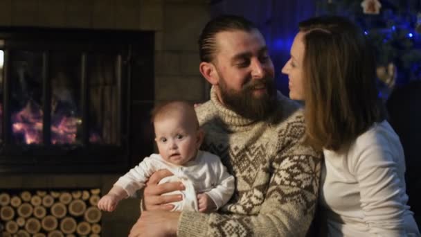 Joven familia feliz con bebé celebrando la Navidad — Vídeos de Stock