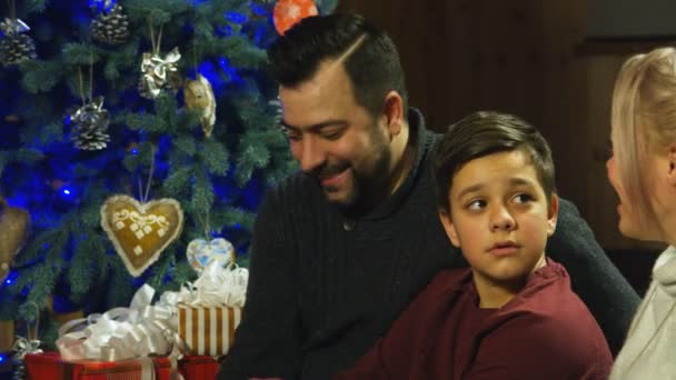 Family exchanging Christmas gifts — Stock Video