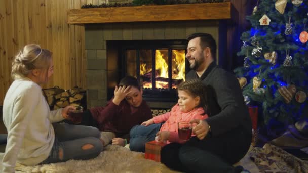 Família conteúdo na lareira antes do Natal — Vídeo de Stock