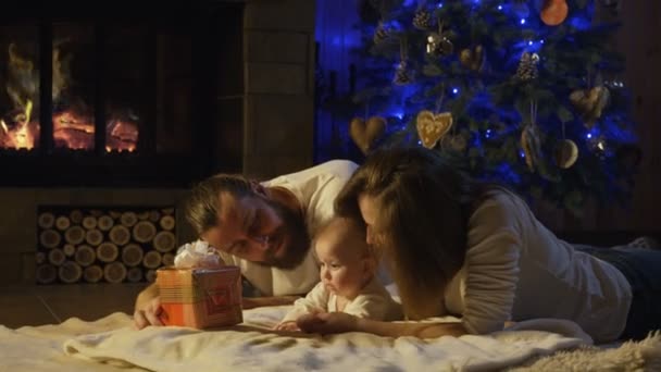 生まれたばかりの赤ちゃんを持つ若い親 — ストック動画
