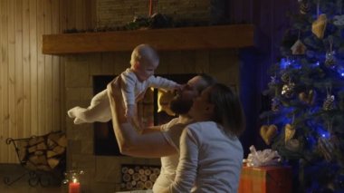 Genç mutlu aile ile Noel Kutlamaları bebek