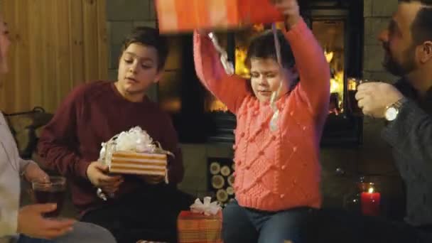 Família jovem dando uns aos outros presentes de Natal — Vídeo de Stock