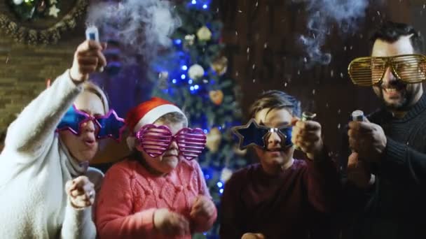 Szczęśliwa młoda rodzina obchodzi Boże Narodzenie — Wideo stockowe