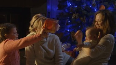 Neşeli çocuklar hediye vermek kadınlarla