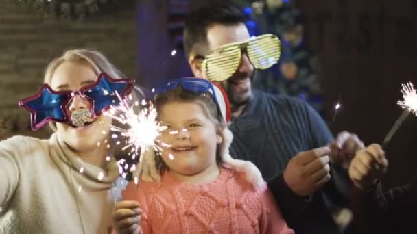 Bright enthousiast familie met sparkles met kerst — Stockvideo