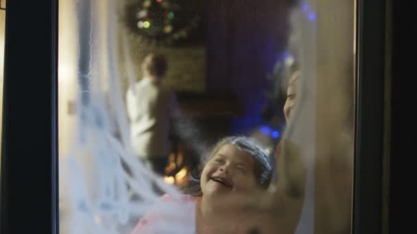 Fröhliche Familie erkundet Sterne in der Weihnachtsnacht — Stockvideo