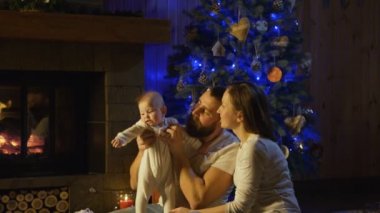 Onun genç bebek tutan genç Baba