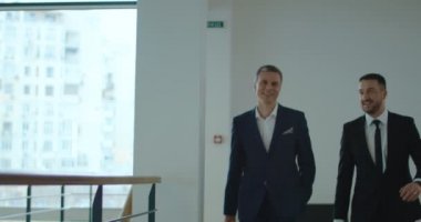 Ofiste yürüyüş iş adamları